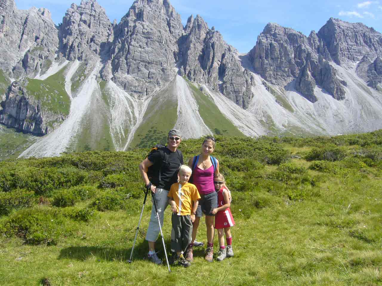 Dr. Niescher mit Familie am Berg